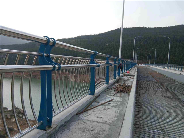 齐齐哈尔不锈钢桥梁护栏的特点及其在桥梁安全中的重要作用