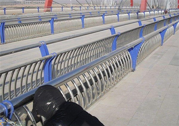 齐齐哈尔不锈钢复合管护栏一种安全而耐用的防护解决方案